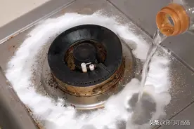 不管灶台油污多脏多厚，不用一滴水，轻轻一擦干净如新，真实用图片