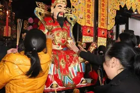 为何虔诚拜财神却没有发财？民间故事“财神菩萨休妻”告诉你答案图片