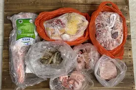 老父亲冒险驱车1小时送粮食，全程无接触，女儿瞬间泪目，想回家图片