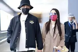 伊能静穿出中年女人想要的高级感，条纹西装配牛仔裤，减龄洋气图片