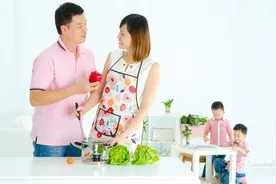 “给孩子倒杯水，老公却拿水杯砸了我。”打败婚姻的都是生活琐事图片