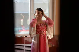 男子15年花百万购买上千件女装，被骂“恋物癖”：这是我的职业图片