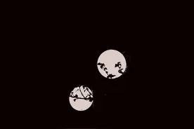 深夜天空出现了两个月亮，到底是咋了？图片