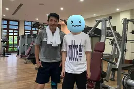 撒贝宁一家四口罕见同框，李白秀白嫩长腿，龙凤胎全程乖巧不哭闹图片