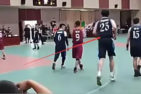 丁彦雨航现身野球场，身形发福、步履蹒跚，下赛季状态或不容乐观图片