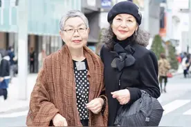 日本街头“老年人”多会穿？穿衣简单日常，不扮嫩不老气，太讲究图片