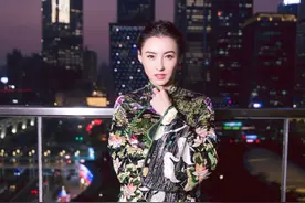 39岁张柏芝穿仙鹤刺绣旗袍惊艳 置身夜景中优雅又神秘图片