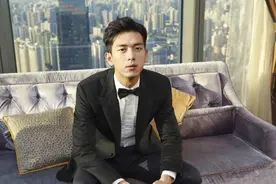 明星也要放风？李现与父母吃饭逛街，戴口罩难减全家出门好兴致图片