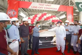 提车要靠“抢”，巴铁兄弟对上汽车果然是真爱图片