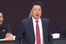 不愧是杜锋的师傅！李春江不满队员的表现，首发打了一分钟换下图片