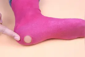 发现袜子破洞了怎么办？教你一招快速应急修补法，完美修复无补痕