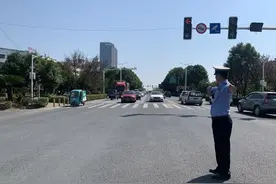 节日我在岗| 岳阳交警的国庆最美“警”色图片