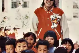 33年前，迈克尔杰克逊来到广东中山，给70岁老奶奶留下2000元图片