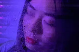 玩转一面白墙，手机拍出单反级创意人像图片