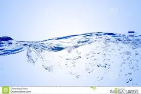 水，化学式为H₂O，是由氢氧两种元素组成的无机物，无毒可饮用图片