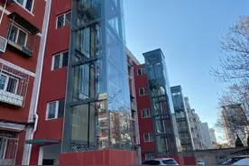 40年老楼装上电梯，西三旗街道这三个楼门的居民坐电梯上下楼图片