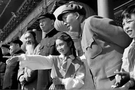 83年解放军总参谋长在毛主席纪念堂，流泪道：主席，得志来看你了图片