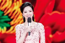 央视舞台现场曝光，李思思气质温文尔雅，丈夫不是63岁富豪图片