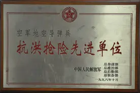 98年抗洪中他们舍身挡水，如今临危受命他们赓续光荣图片