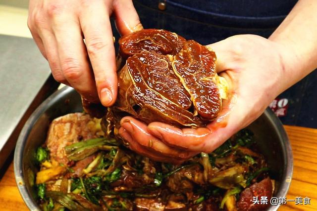 这才是酱牛肉最正宗的做法！3泡3酱入味足，酱香浓郁、不散花