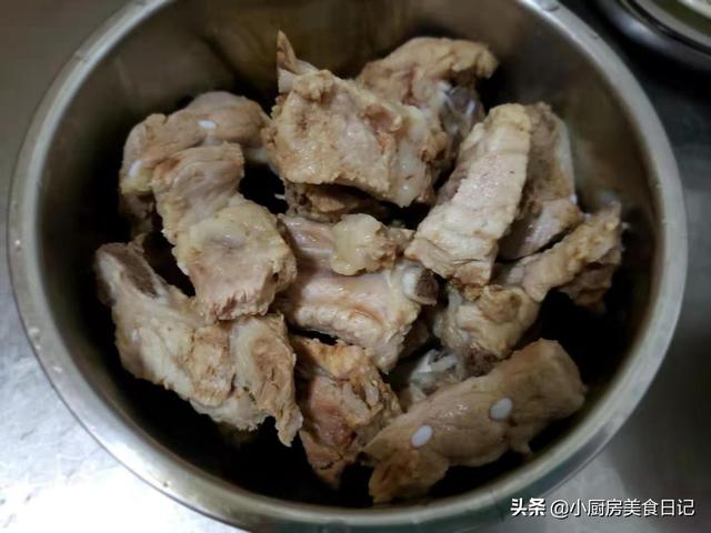 羊肚菌花胶炖排骨的功效 2026年羊肚菌花胶炖排骨的功效与禁忌