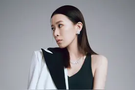 佘诗曼也被时光遗忘了，45岁穿健身套装出镜，双腿纤细好少女图片
