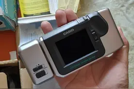 二十六年前花一万买的数码相机，主人舍不得用，如今只值几百图片