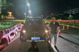 自己喝完酒还开车去接喝多了的朋友，这个司机出门就被抓图片