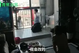 10岁女孩与姐姐争宠欲跳楼，妈妈跪地哀求：姐姐有的，你也有！图片