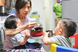 老人别再给宝宝这样喂辅食，若发现这些情况，妈妈要及时沟通图片