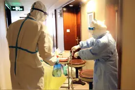 防护服一穿4—8小时，10分钟全湿透！记者体验高温日隔离点“工作”图片