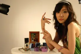 “手模特”女孩，靠一双手拍广告挣钱，一天收入3000元图片