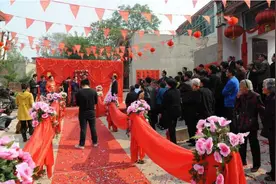 农村婚宴新怪象，宁愿花钱请人帮忙，却不愿意请村民帮忙，为啥？图片