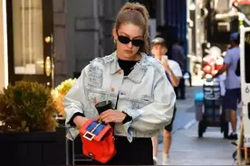 看超模Gigi如何玩转时尚圈，将T台魅力带入生活，展现帅气穿搭图片