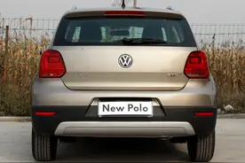 大众汽车Polo刹车灯维修记，科普灯泡知识，巧妙改造替代应急图片