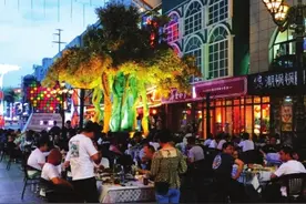 华灯璀璨时 集市热闹起来图片