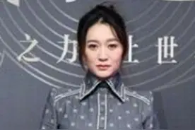 43岁李小冉，连衣裙搭白色漆皮靴，帅气又显得格调十足图片