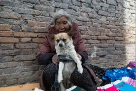 7旬老奶奶赶十几里路卖澡巾，常遭到儿子打，如今与狗狗相依为命图片