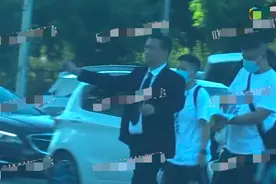 黄磊拍戏违反交通排场大，工作人员堵在路中央，车流密集惊动交警图片