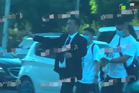 黄磊拍戏违反交通排场大，工作人员堵在路中央，车流密集惊动交警图片