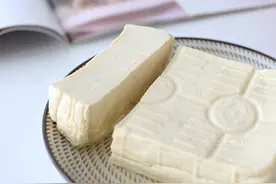 内脂豆腐的家庭做法，一把黄豆做两碗豆腐，口感滑嫩，没难度图片