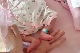 网红“牌伊”夫妇喜得千金，小伊伊女儿7斤4两，住40万月子中心图片