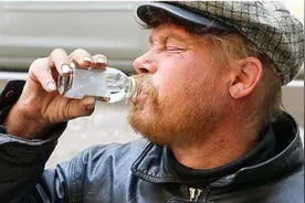 俗话说“饮酒伤身莫贪杯”，嗜酒如命的俄罗斯人，他们怎么样了？图片