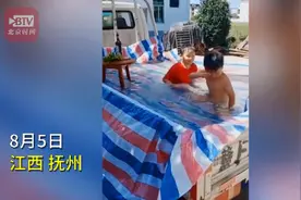 爸爸为儿子用卡车DIY豪华泳池，网友：心情好，哪里都是巴厘岛图片
