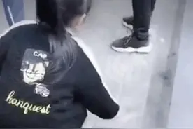 小女孩偷拍照在网络传开，妈妈甚是欣慰，网友：孩子是父母的影子图片