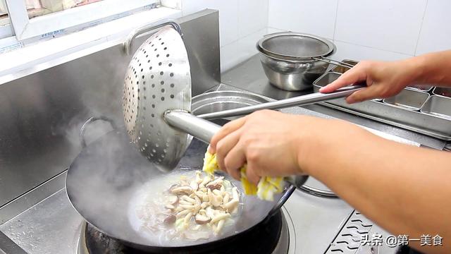 猪肚怎么吃更鲜嫩，大厨给你出妙招，跟它一块烩，保证汤鲜味美