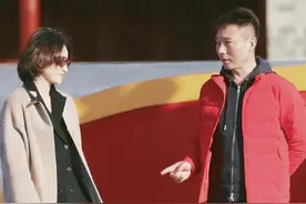 董卿奔五年纪也时髦，呢大衣叠搭黑色西装，干练有范，气质无敌了图片