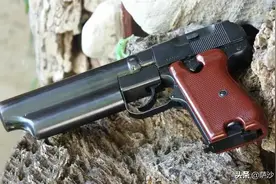 微声是它唯一的优点：比匕首略强的解放军67式微声手枪图片