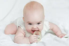 男童异物卡喉急哭家人，幸得陌生小伙相救，有些知识父母需掌握图片