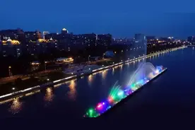 自由大桥至南湖大路段的音乐喷泉正式回归！图片